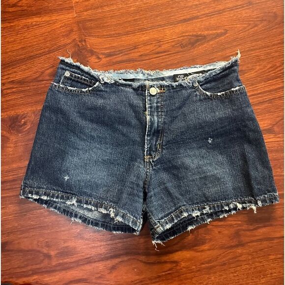 No boundaries distressed cut off denim shorts. Size 9. - Picture 2 of 8